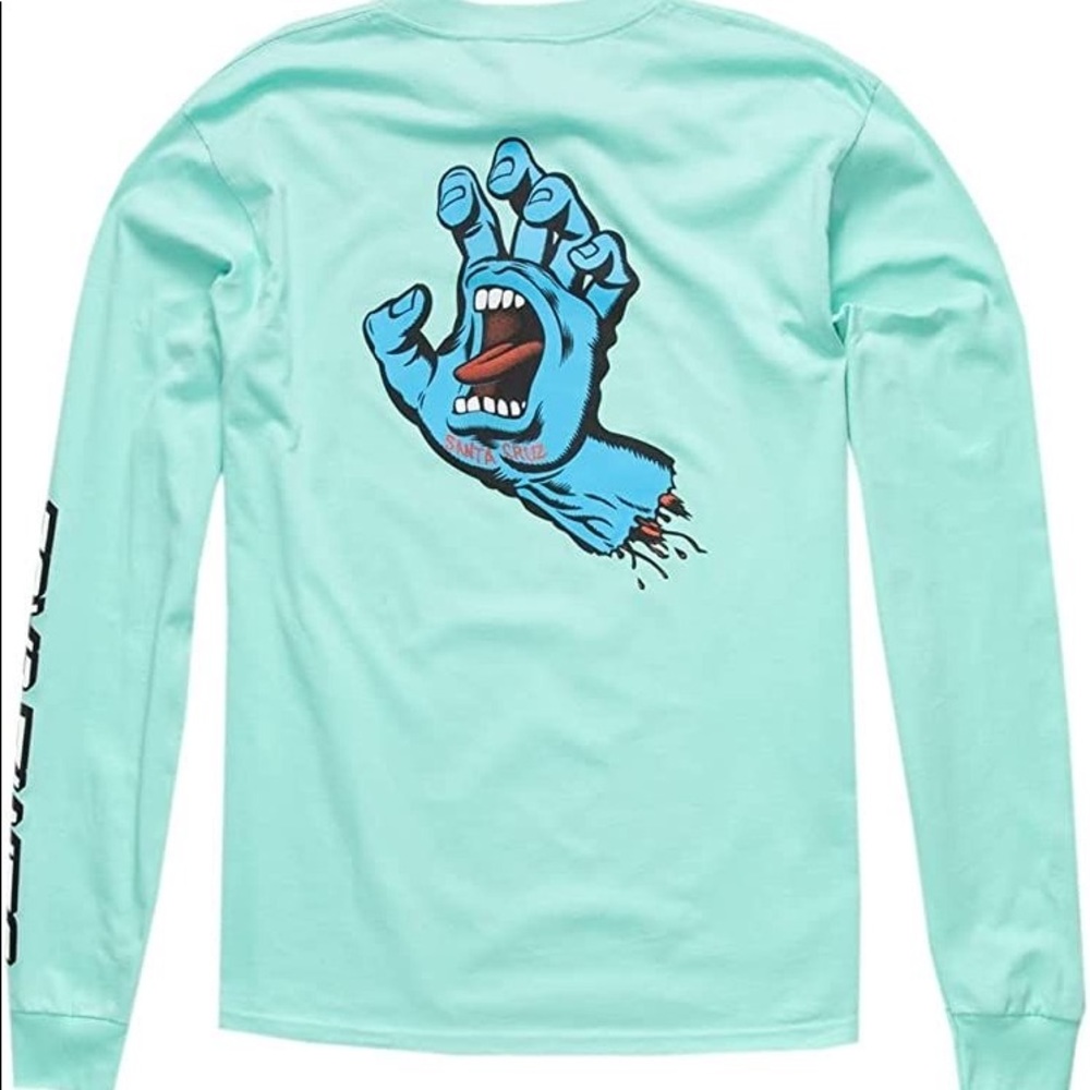 A Santa Cruz mint shirt. In size M. Looks oversized. Barely worn.